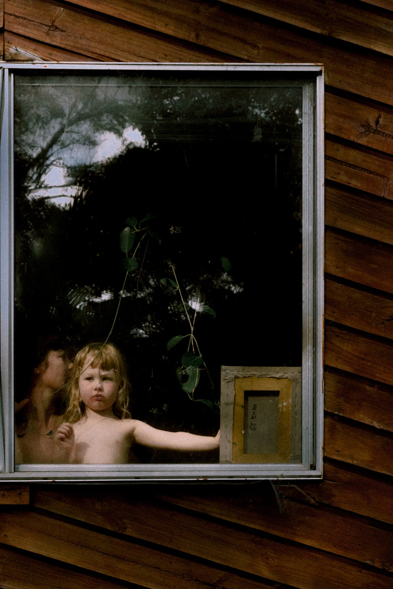 Amber and Ivy in the Bedroom © Lisa Sorgini