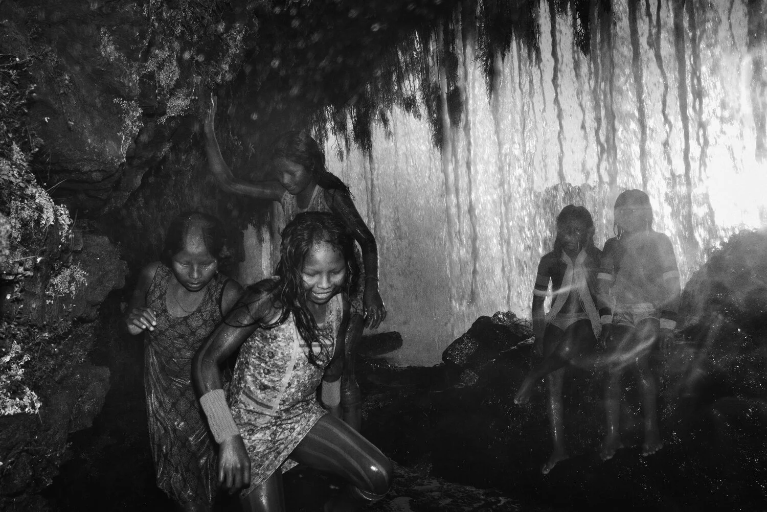 Les noir et blanc charbonneux de Tommaso Protti dans l'Amazônia exsangue