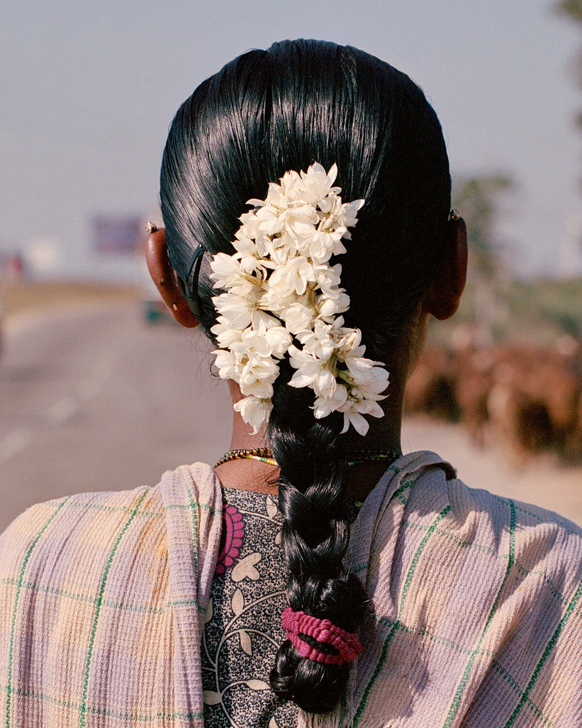 Photo Dominick Sheldon pour le projet Creative Seva - qui se bat pour des vies alors que l'Inde continue de lutter contre la deuxième vague de la pandémie de Covid-19. Avec les œuvres de 88 artistes, la vente permet de collecter des fonds pour trois organisations : Khalsa Aid, distributeur d'oxygène basé à Delhi, et la fondation Hemkunt, ainsi que Feeding From Far, une initiative basée à Mumbai qui travaille avec l'ONG Prayatna pour distribuer de la nourriture. L'équipe espère pouvoir aider les personnes touchées par la pandémie, puisque 100 % des recettes seront réparties à parts égales entre les organisations caritatives.