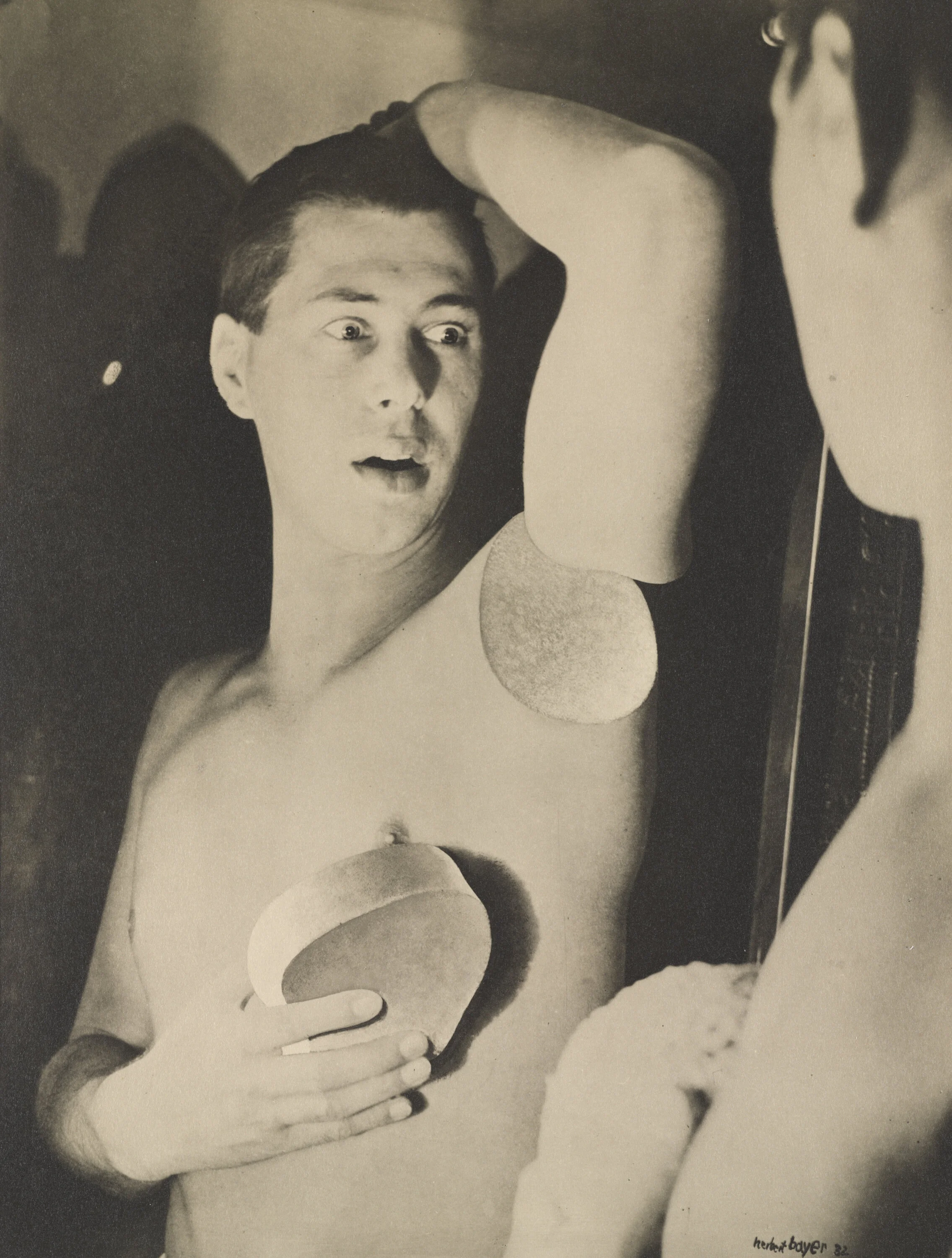 Humainement impossible (autoportrait), 1932 Épreuve gélatino- argentique, 38,9 × 29,3 cm  The Museum of Modern Art, New York. Collection Thomas Walther. Don de Thomas Walther. Acquis grâce à la générosité de Howard Stein © ADAGP, Paris, 2021. © 2021 Artists Rights Society (ARS), New York/VG Bild- Kunst, Bonn. © The Museum of Modern Art, New York, 2021, pour l’image numérisée