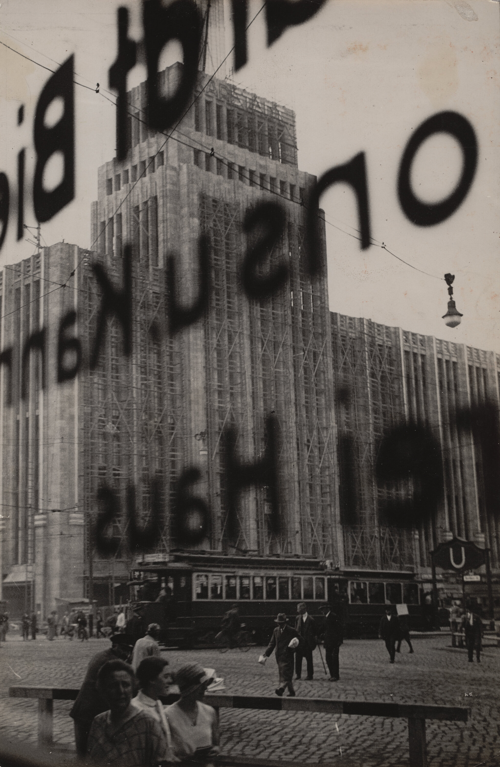 Umbo (Otto Umbehr) Vue du grand magasin berlinois Karstadt, 1929 Épreuve gélatino- argentique, 23,7 × 15,5 cm The Museum of Modern Art, New York. Collection Thomas Walther. Don de Shirley C. Burden, par échange © ADAGP, Paris, 2021. © 2021 Umbo/ Gallery Kicken Berlin/ Phyllis Umbehr/VG Bild-Kunst, Bonn. © The Museum of Modern Art, New York, 2021, pour l’image numérisée