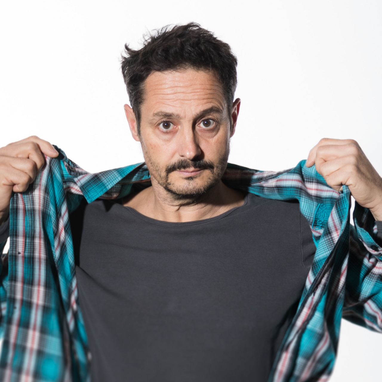 Par instants, Nicolas Richard penche bizarrement