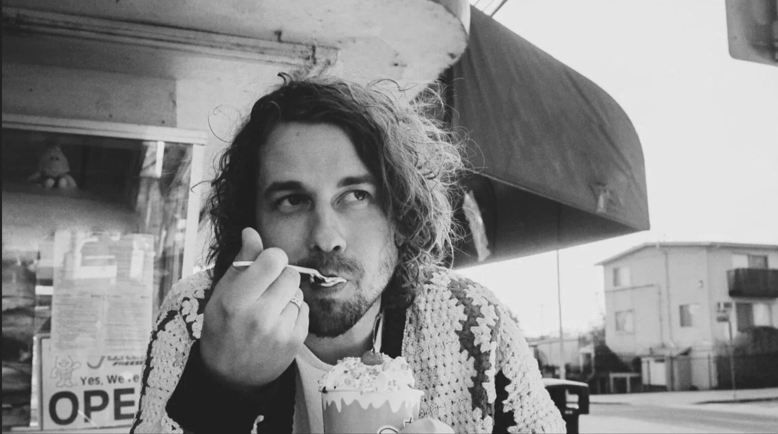 Feuilleter l’album de famille de Kevin Morby s'avère (rockement) addictif