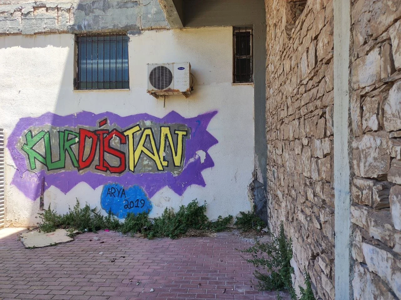"La Liberté avant tout".  Un moment au camp de réfugiés Kurdes de Lavrio, Grèce