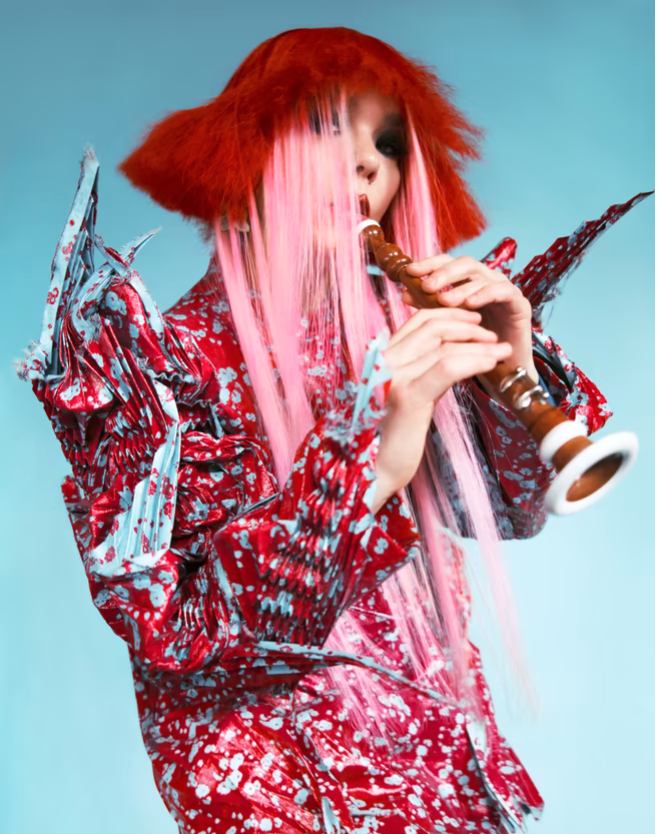 Björk appuie sur les champignons