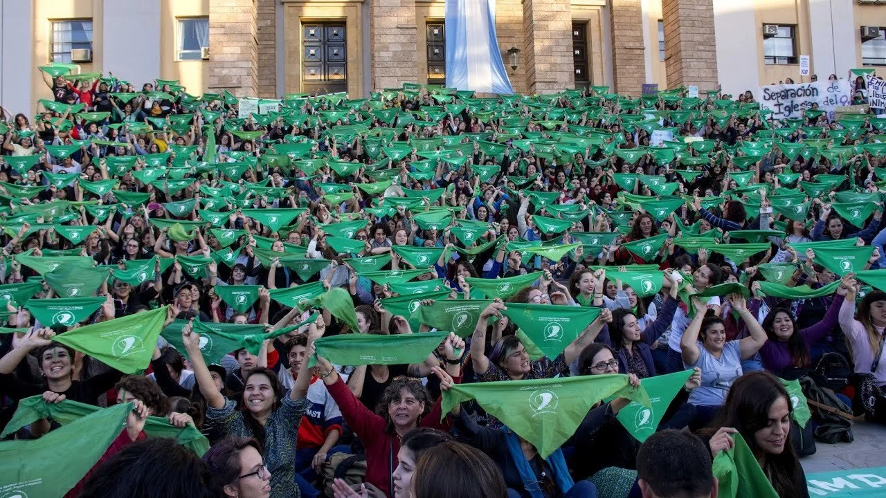 Pourquoi les manifestantes féministes devraient-elles voter pour vous ?