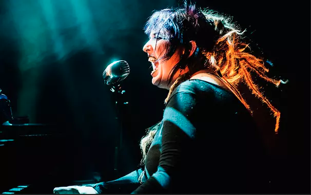 Sarah McCoy se projette en grande prêtresse de l'empowerment féminin
