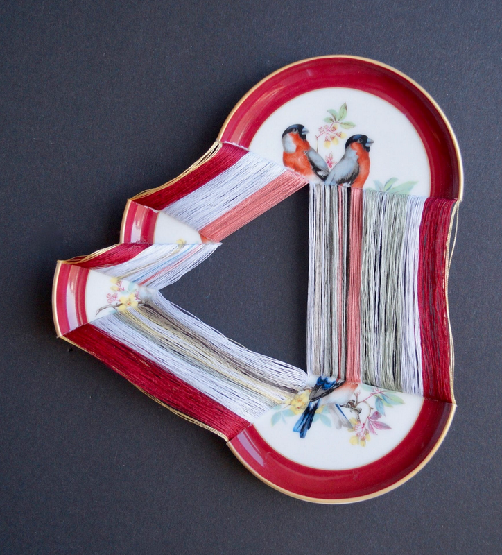 Les porcelaines brisées recousues avec des fils par Helena Hafemann