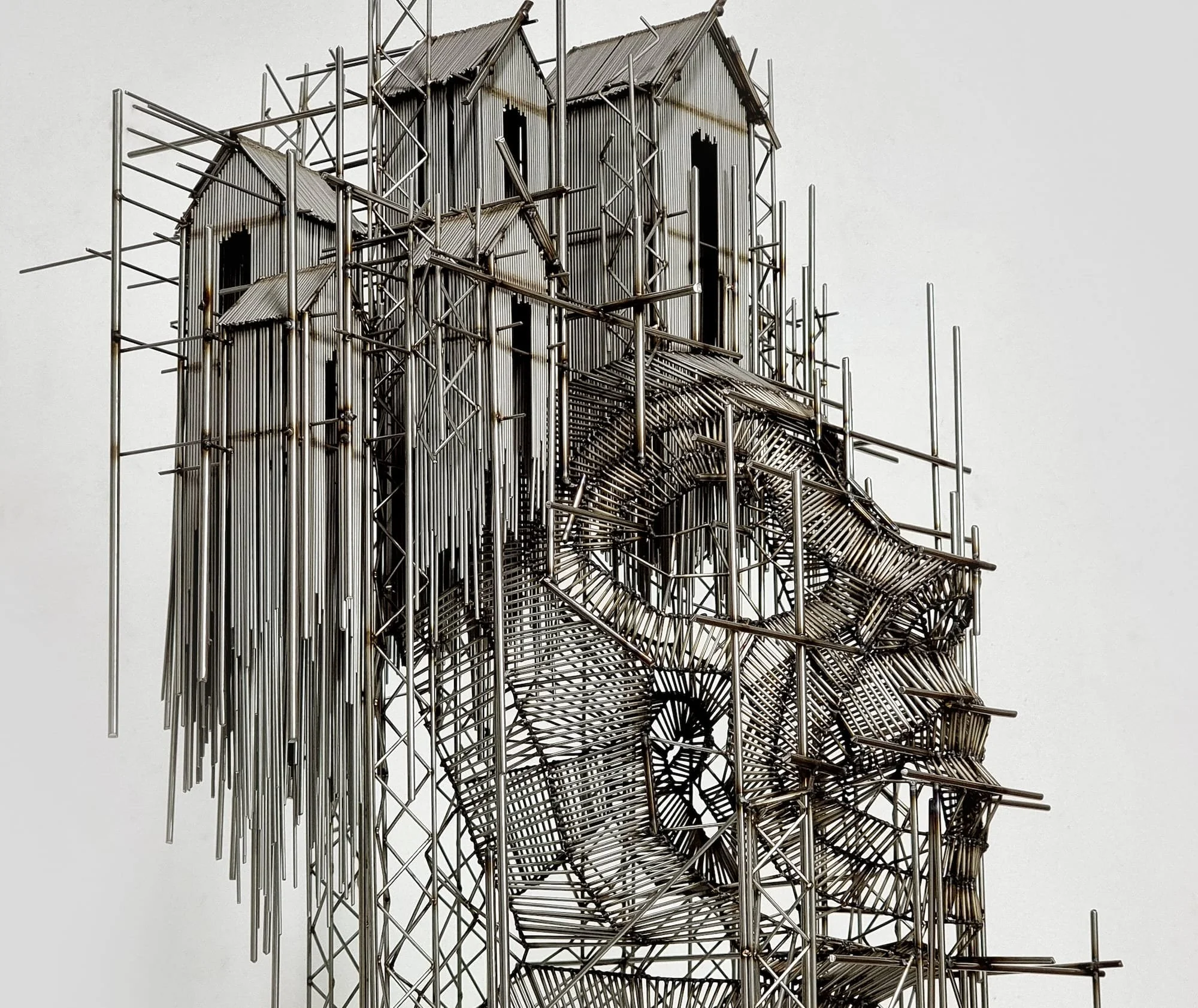 Les fondations anthropomorphes de David Moreno soutiennent des villages en cascade