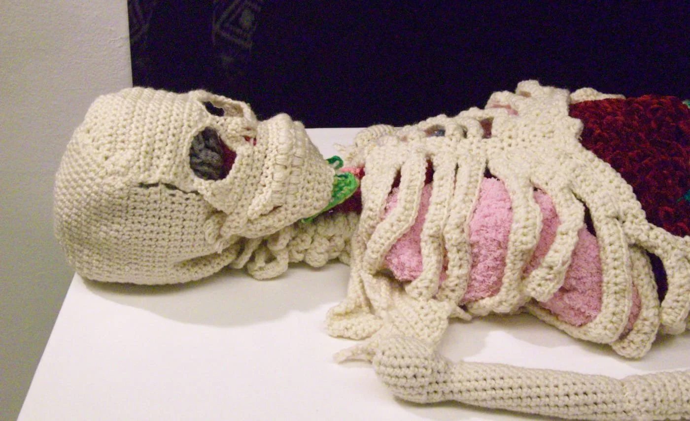 Schanell Papp et son squelette pop crocheté à la main (décoiffent)