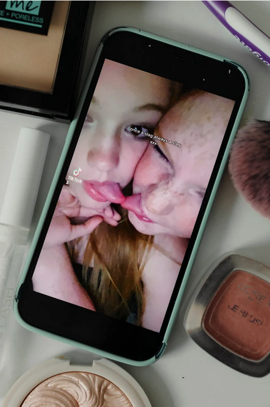 Passer pour une garce ou la féminité à l'heure du smartphone