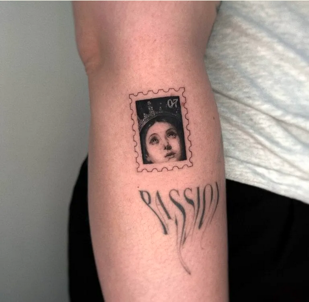 Ash Aurich vous tatoue en format timbre