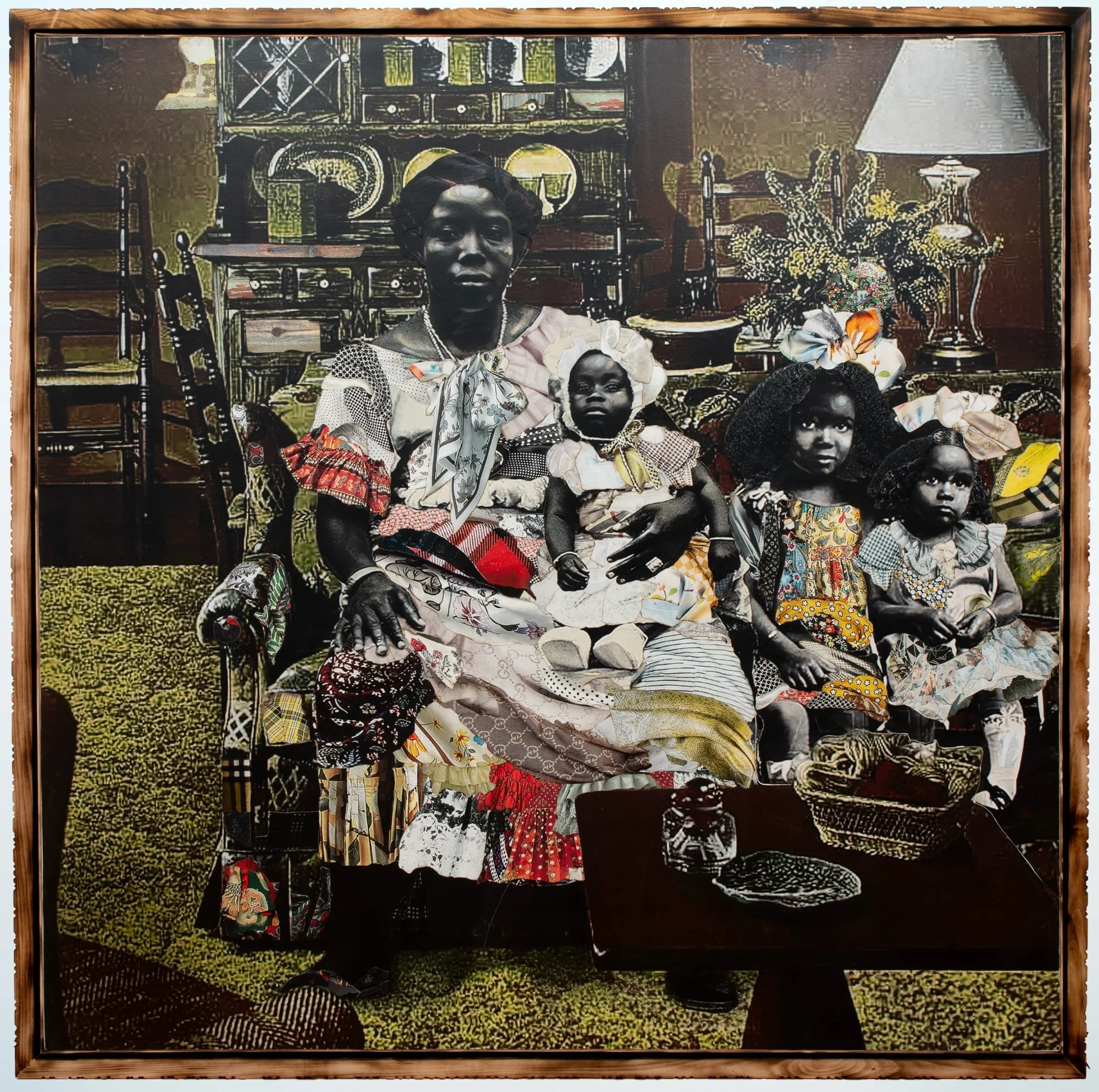 Avec Vivid Reliquaries, Stan Squirewell superpose portraits anonymes et textiles à motifs