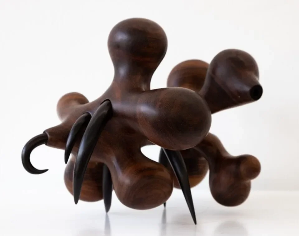 Les troublantes créatures en bois futuristes de Donald Wasswa