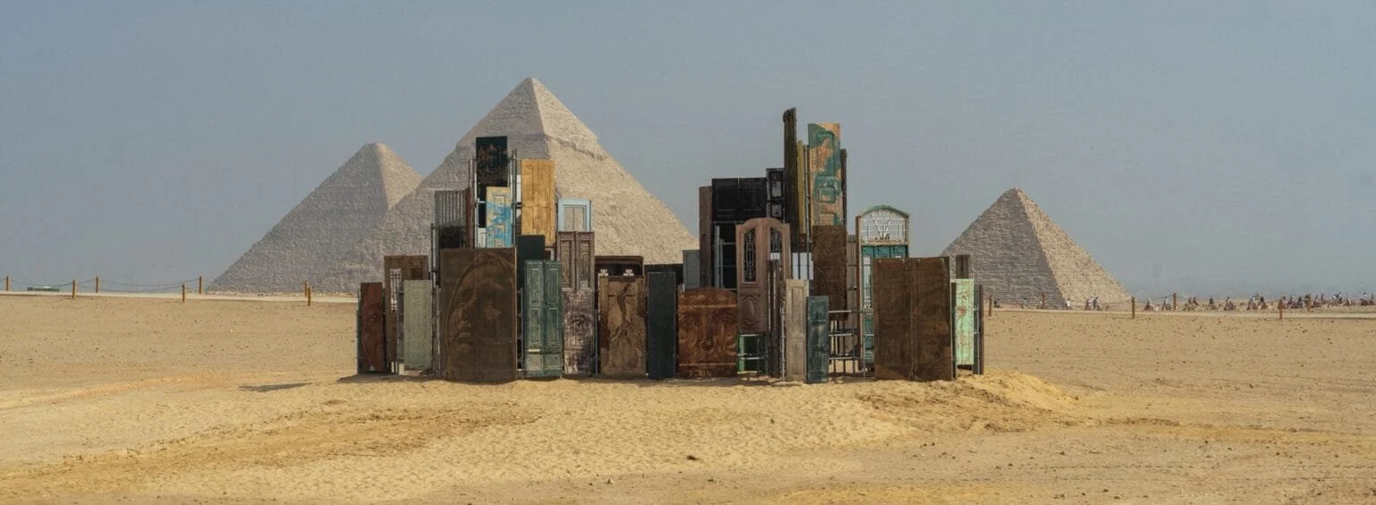 Les portraits gravés de Vhils, monuments du quotidien, font  face aux pyramides de Gizeh.
