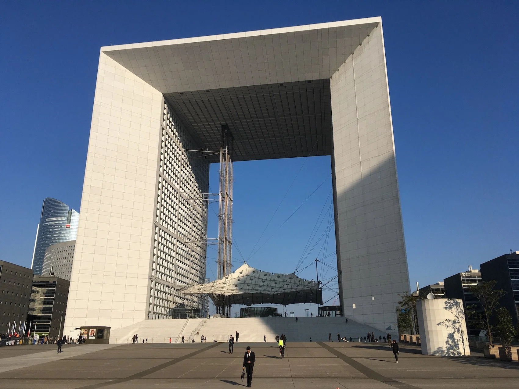 Concours : sous l’arc de la Défense, la tombe de l’architecte inconnu ?