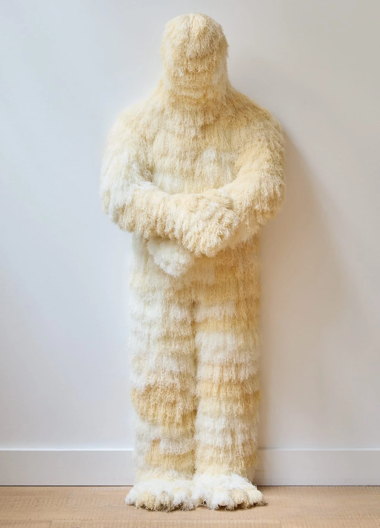 Woo Jin Joo créé ses contes mythiques à base de sculptures de fibres et d’objets trouvés