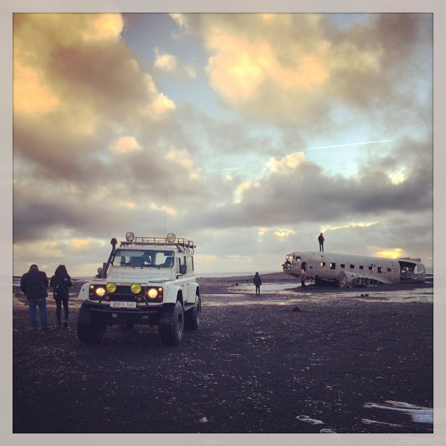On the road again .. Happy people on a photo tour ..
#iceland #photoguide #photosafaris #phototour #landrover #defender