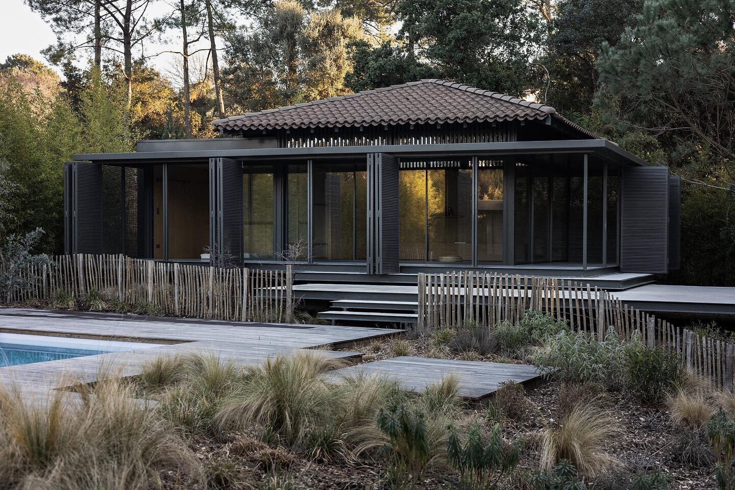 Le pavillon de yoga / 20-0016 de l'atelier Ligne Architecture est laur&eacute;at du prix Eiffel de l&rsquo;architecture 2023 cat&eacute;gorie Habiter 
-
Architectes : @ligne_architecture
Hossegor
2023
-
📷 @ivanmathie
Assistant de talent : @alban_dej