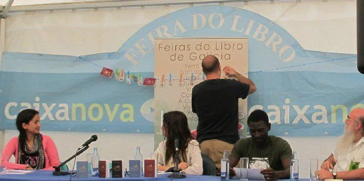 Hanging the audience's sacrificed passports and ID cards on the "voyagers' tightrope". La Coruña Book Fair, Spain, August 2010. With Yolanda Castaño and Ecodesarrollo Gaia Coruña Senegal ONG. Photograph by Cristina López Rodríguez.