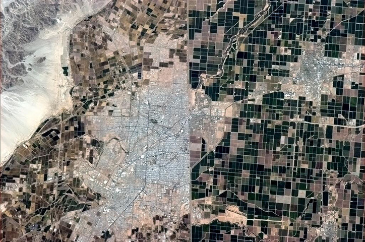 Mexico-US border from space. Photograph taken by astronaut Chris Hadfield aboard the ISS. (NASA)