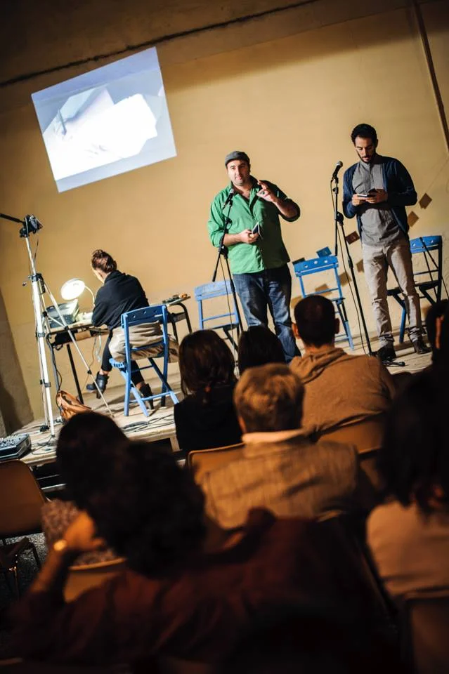 Azzurra Cecchini illustrating the poem live, whilst Marco Inguscio recites the Italian 'Passaporto'. Parlate di luce, Carosino, September 2013.