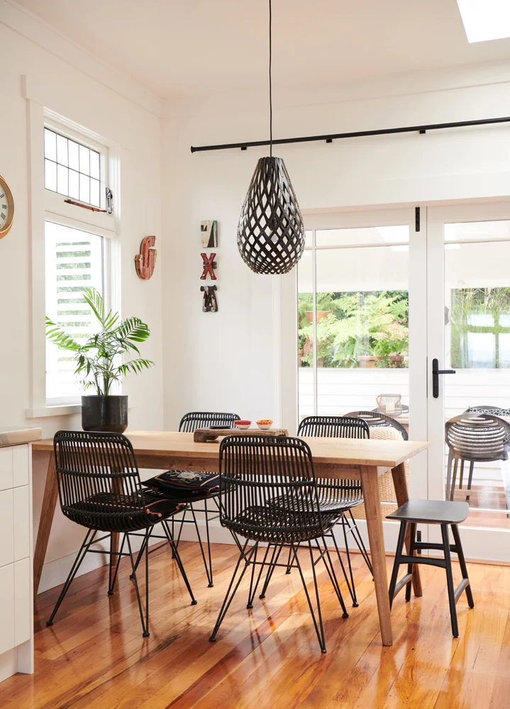 Accents of black in the dining room add a touch of depth | photo: Florence Charvin