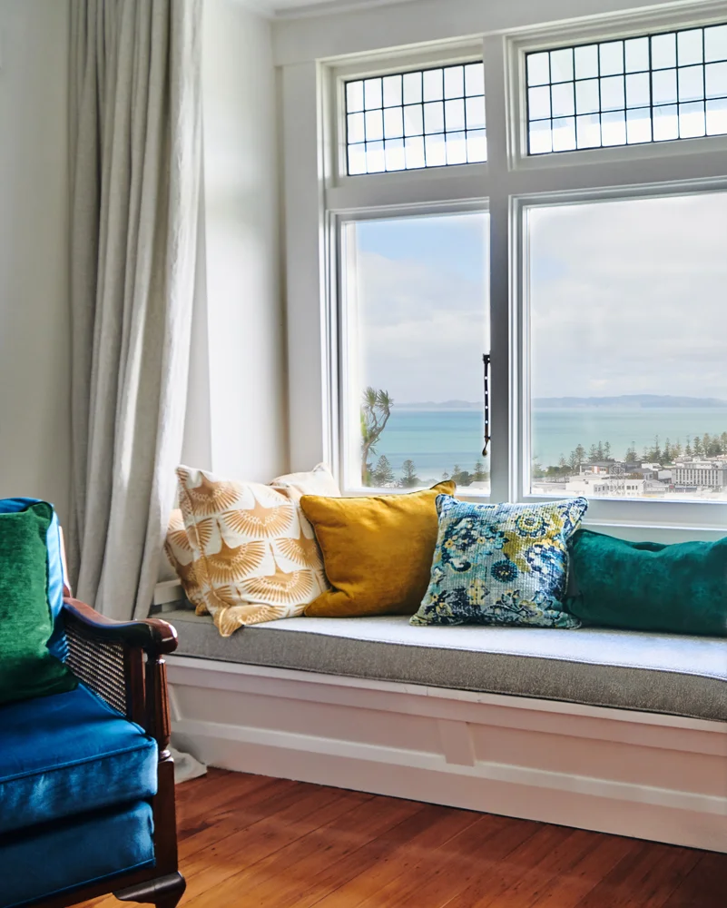 Marilyn’s living room with views over Napier and out to Cape Kidnappers | photo: Florence Charvin