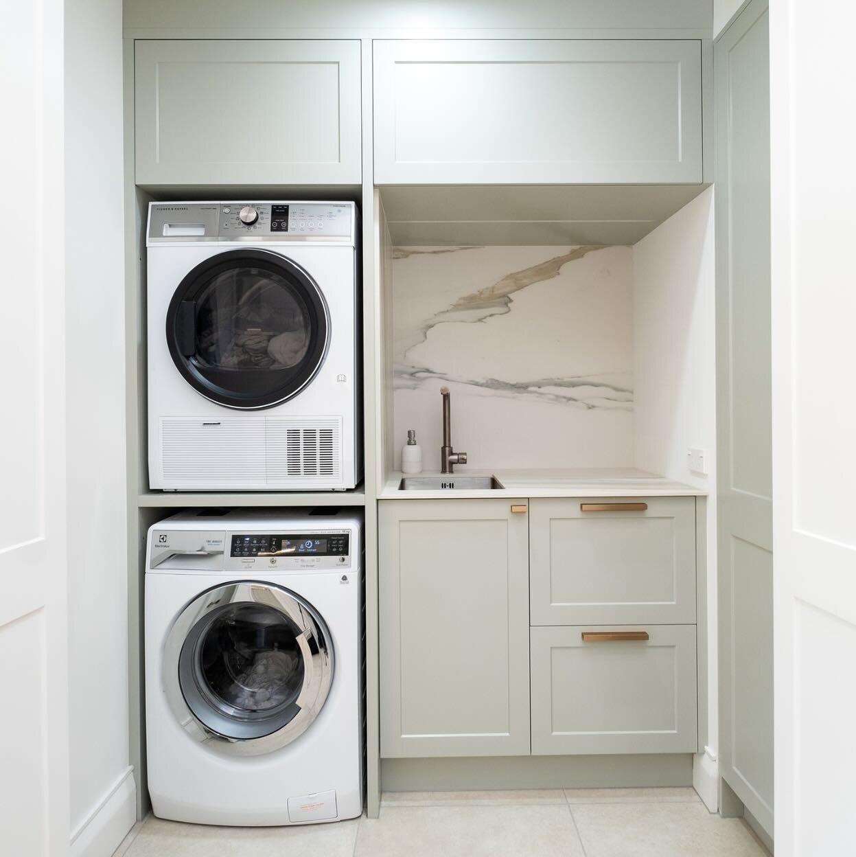 Swipe to see our clients&rsquo; laundry before. It wasn&rsquo;t bad, but with the help of @sunshinejoineryhb and @davconltd we&rsquo;ve given them a much more beautiful space to do their washing. 

If you think it looks bigger now, you&rsquo;d be rig