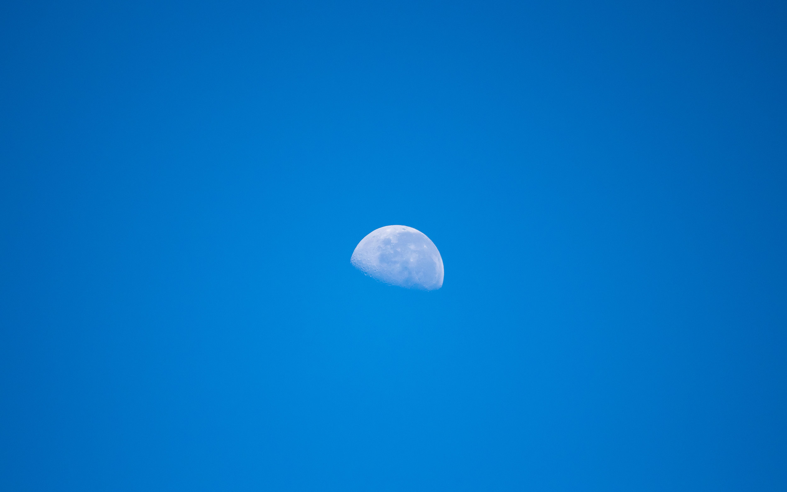 lune_a_la_bleu_3840x2400.jpg