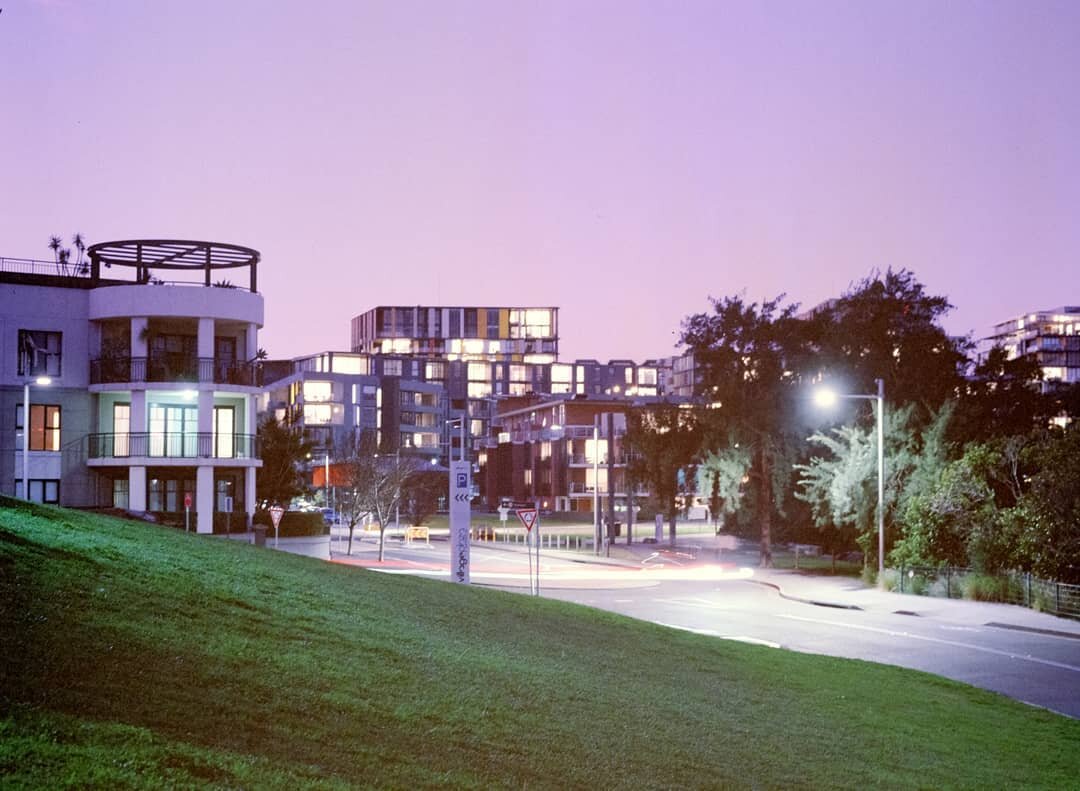 Suburban dreamscape

#ektachrome #ektachrome100 #expiredfilm #bronica #bronicaetrs #mediumformat #mediumformatfilm #suburban #filmphotography #night #nightphotography #dusk #n8zine #kodak #photography