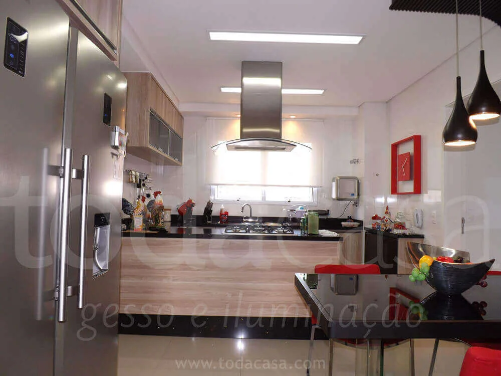 cozinha-com-forro-de-gesso-e-luminarias-de-embutir-todacasa-gesso-e-iluminacao-1.jpg