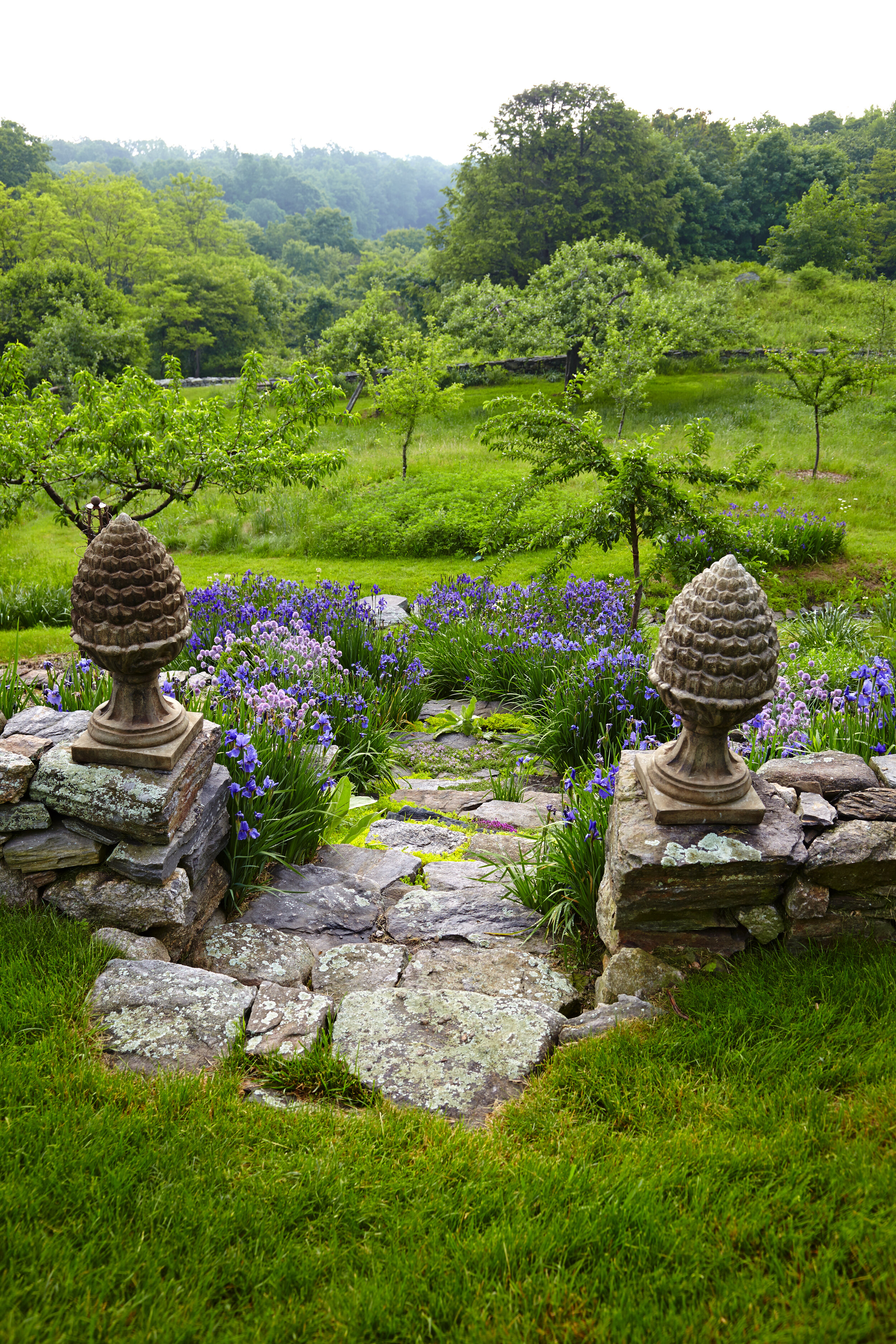 BedfordMag_LeslieNeedham_River_Hills_Garnish_Garden_2015_13.jpg