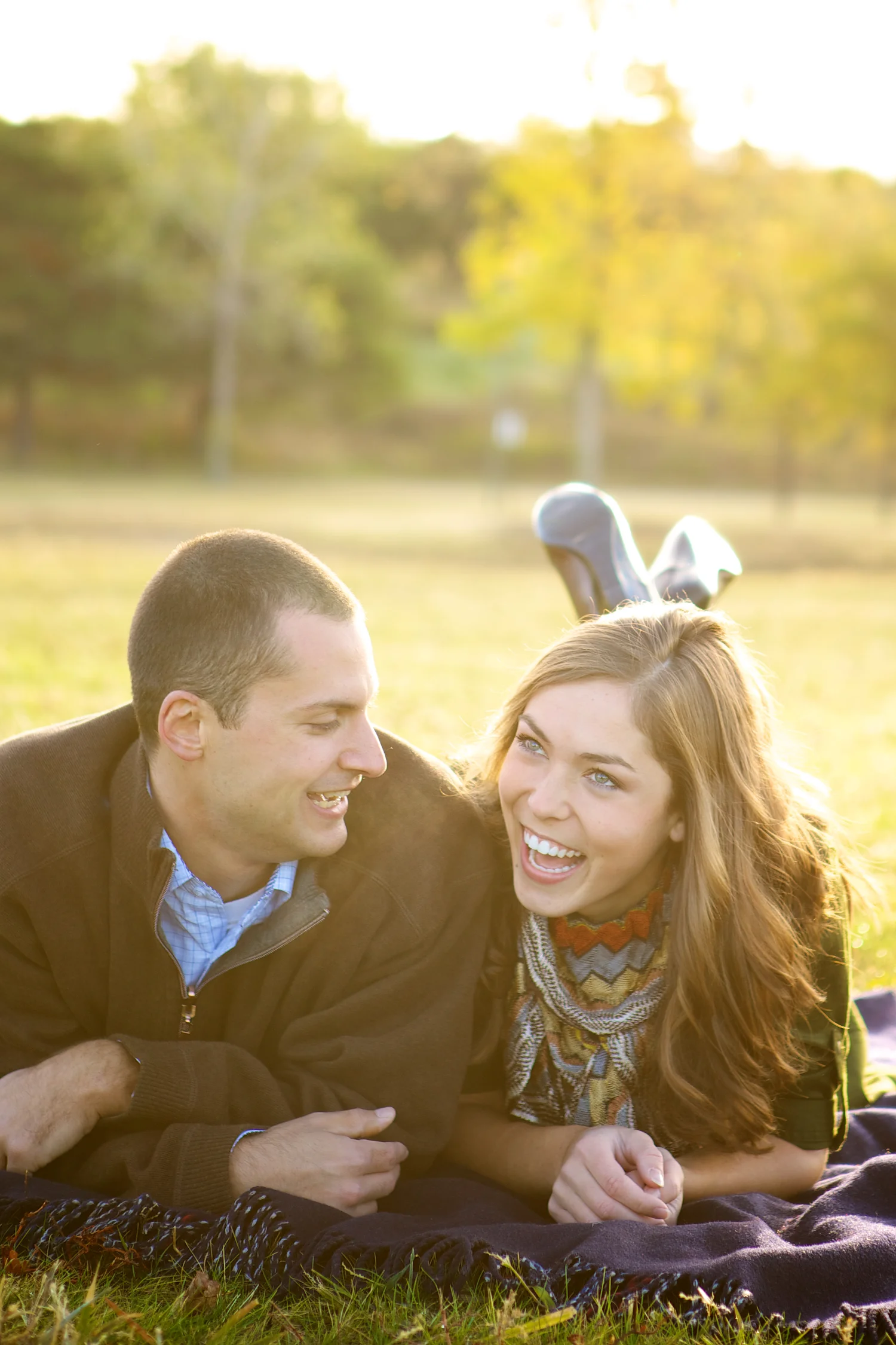 kelsey, taylor, Minneapolis, downtown, Minnesota, blanket, wine, engagement session, faire, boat, woods, nature, wine glasses, wine in the morning, love, engaged