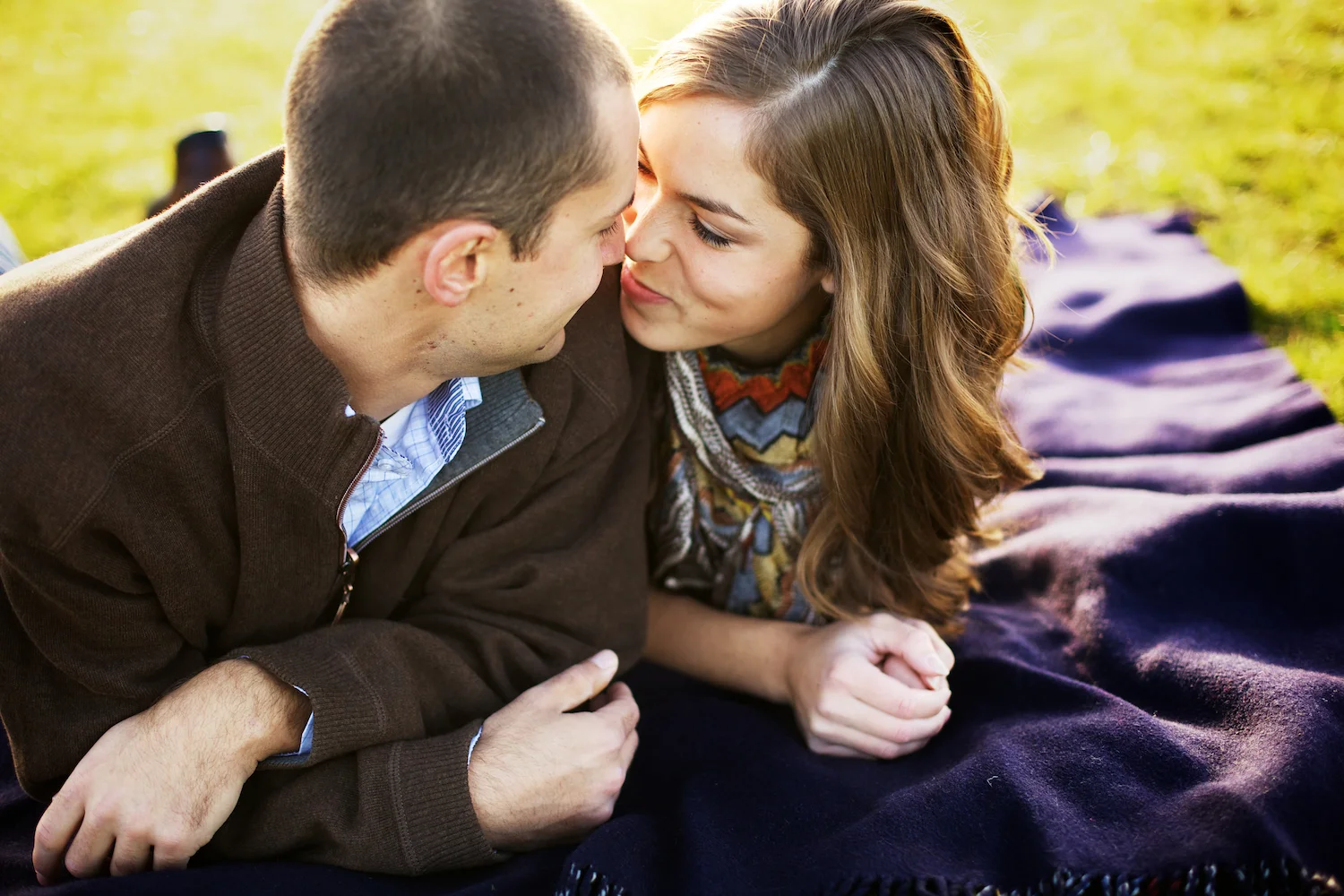 kelsey, taylor, Minneapolis, downtown, Minnesota, blanket, wine, engagement session, faire, boat, woods, nature, wine glasses, wine in the morning, love, engaged