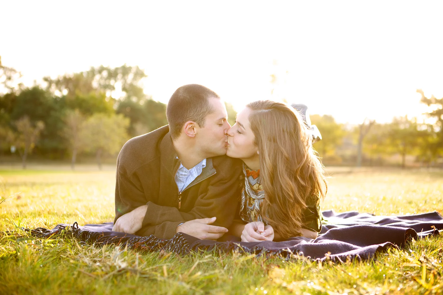 kelsey, taylor, Minneapolis, downtown, Minnesota, blanket, wine, engagement session, faire, boat, woods, nature, wine glasses, wine in the morning, love, engaged