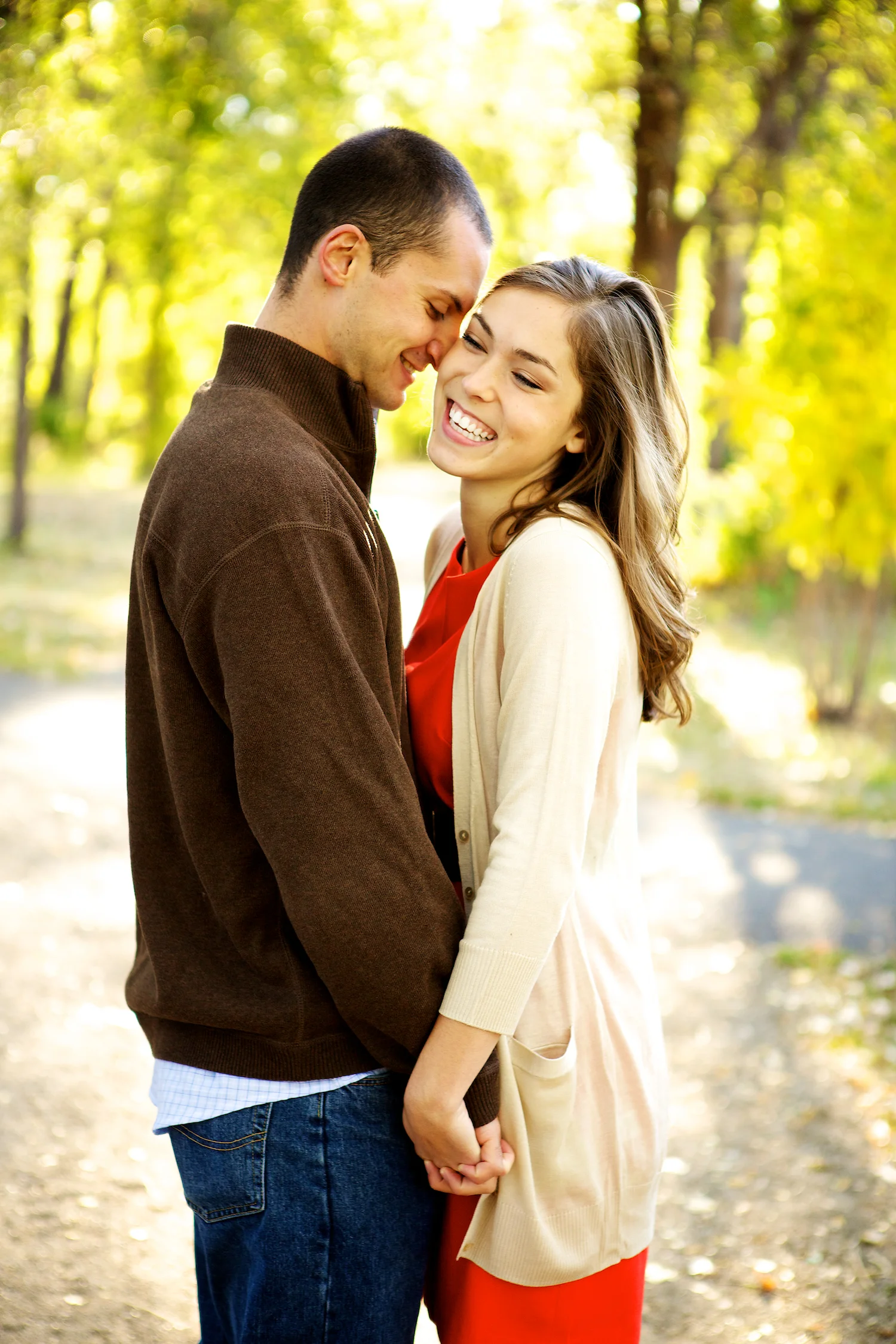 kelsey, taylor, Minneapolis, downtown, Minnesota, blanket, wine, engagement session, faire, boat, woods, nature, wine glasses, wine in the morning, love, engaged