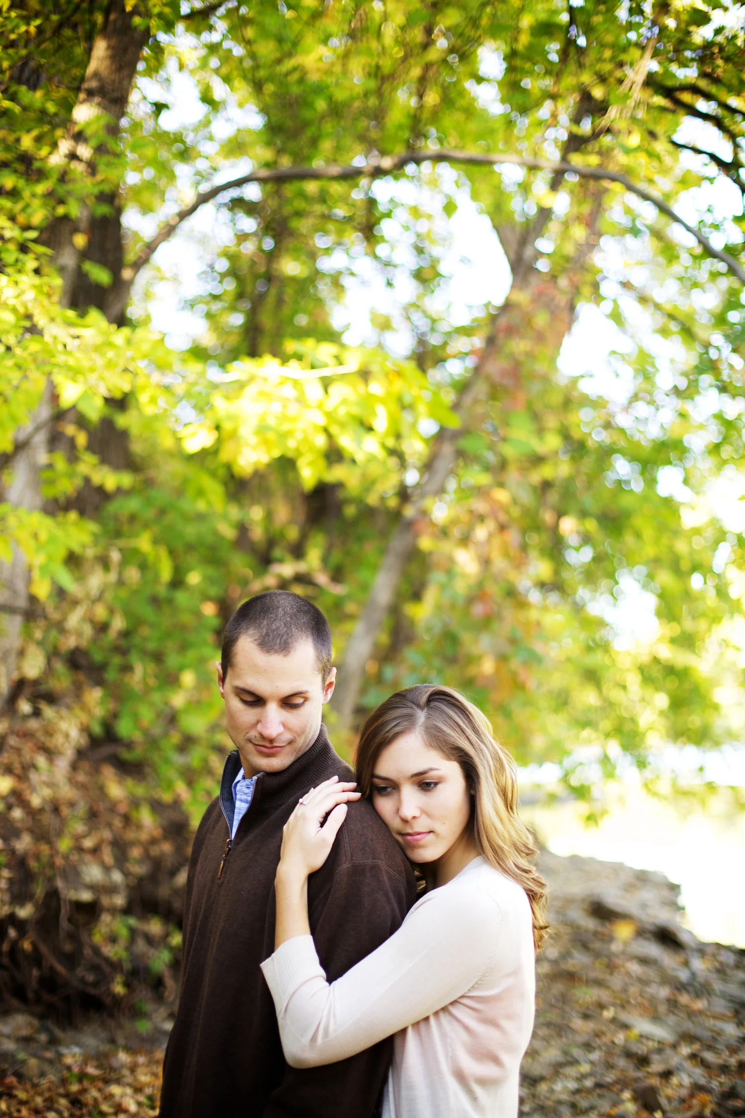 k elsey, taylor, Minneapolis, downtown, Minnesota, blanket, wine, engagement session, faire, boat, woods, nature, wine glasses, wine in the morning, love, engaged