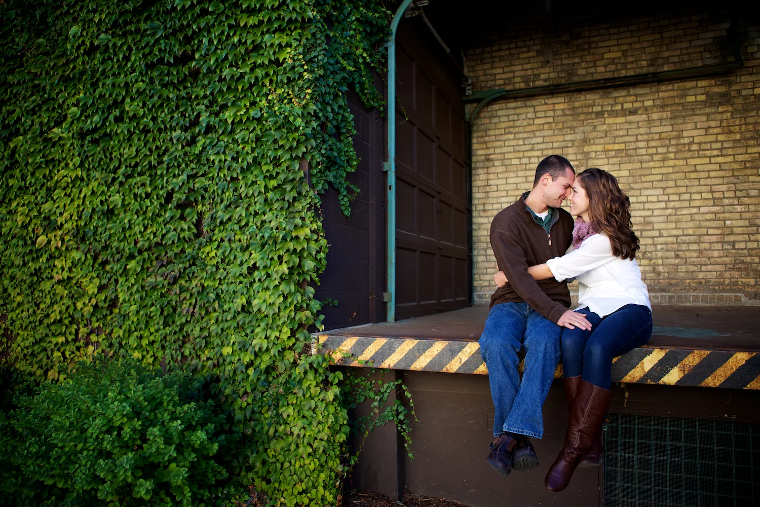 kelsey, taylor, Minneapolis, downtown, Minnesota, blanket, wine, engagement session, faire, boat, woods, nature, wine glasses, wine in the morning, love, engaged