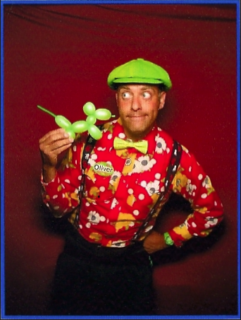 Oliver photobooth3_balloon dog.png