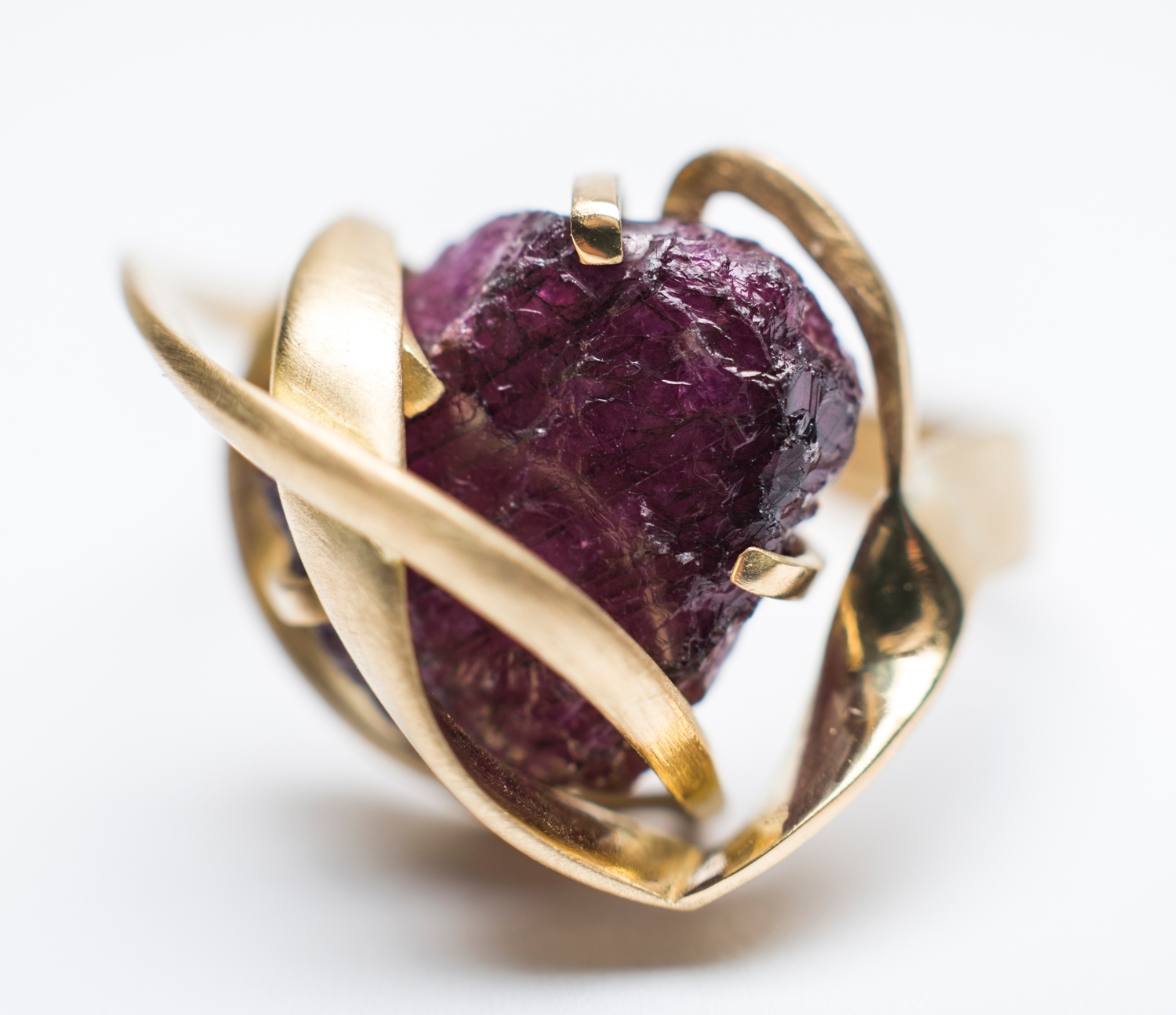 Body 30'57" ring, 18ct gold, rough ruby