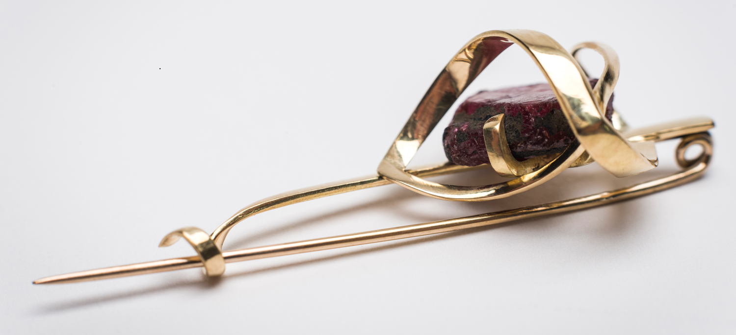 Body 30'57" brooch, 18ct gold, rough ruby