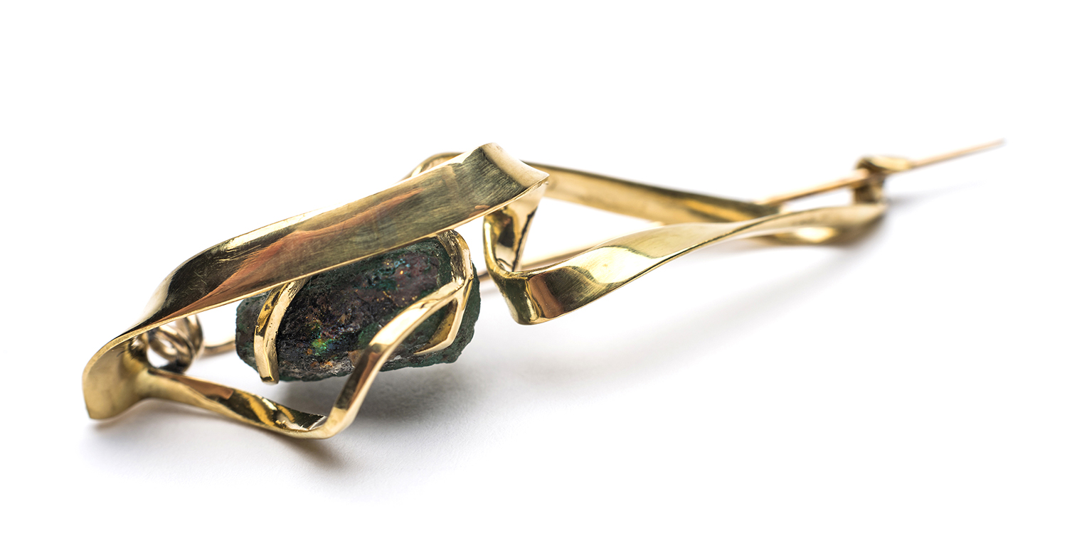 Body 30'57" brooch, 18ct gold, rough emerald.