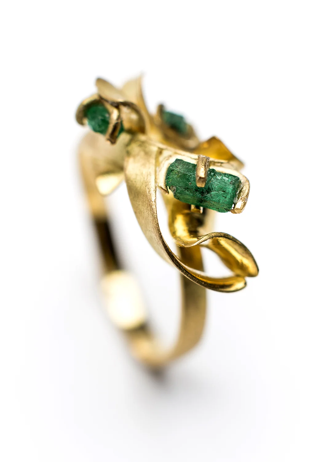 Body 30'57" ring, 18ct gold, rough emeralds.