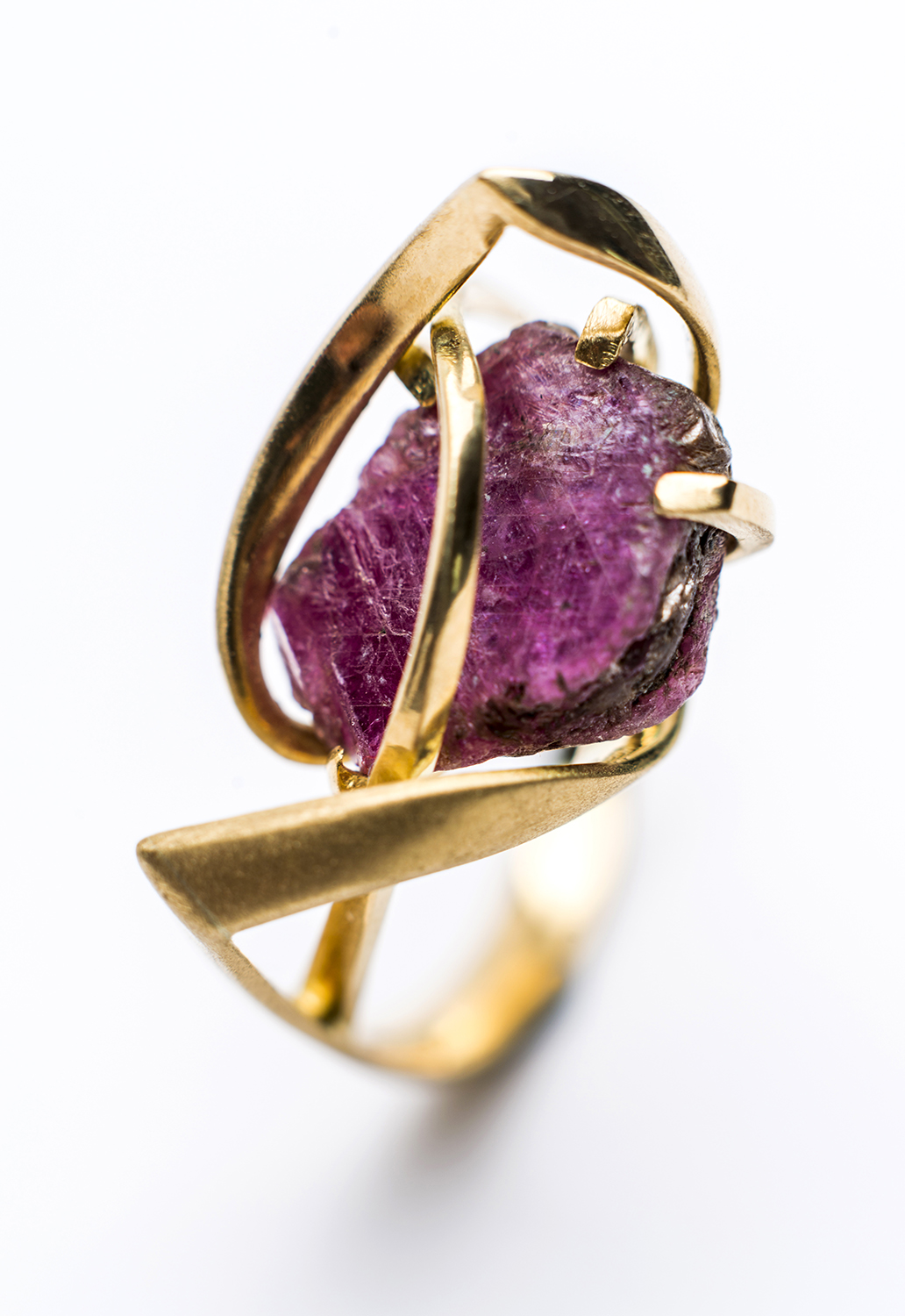 Body 30'57" ring, 18ct gold, rough ruby.