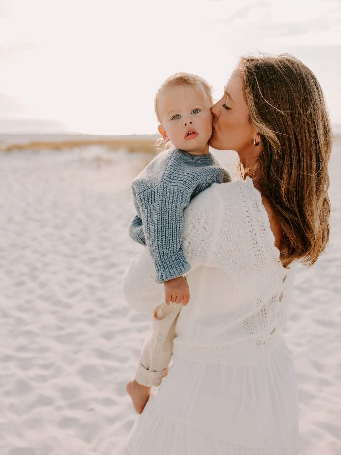 a playful family session on the beach, yes please 🤍