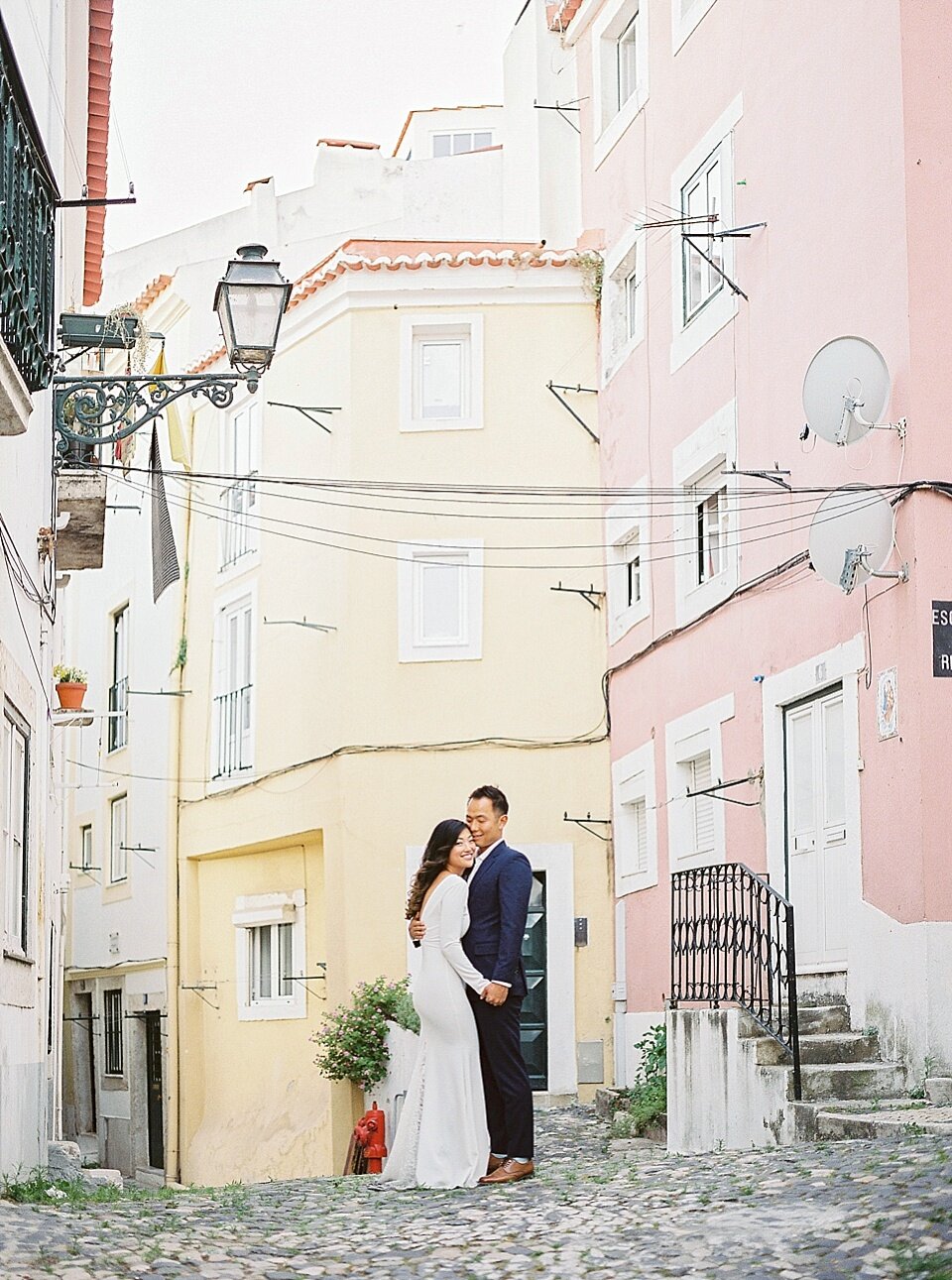 Engagement in Lisbon Old Town_Love Is My Favorite Color