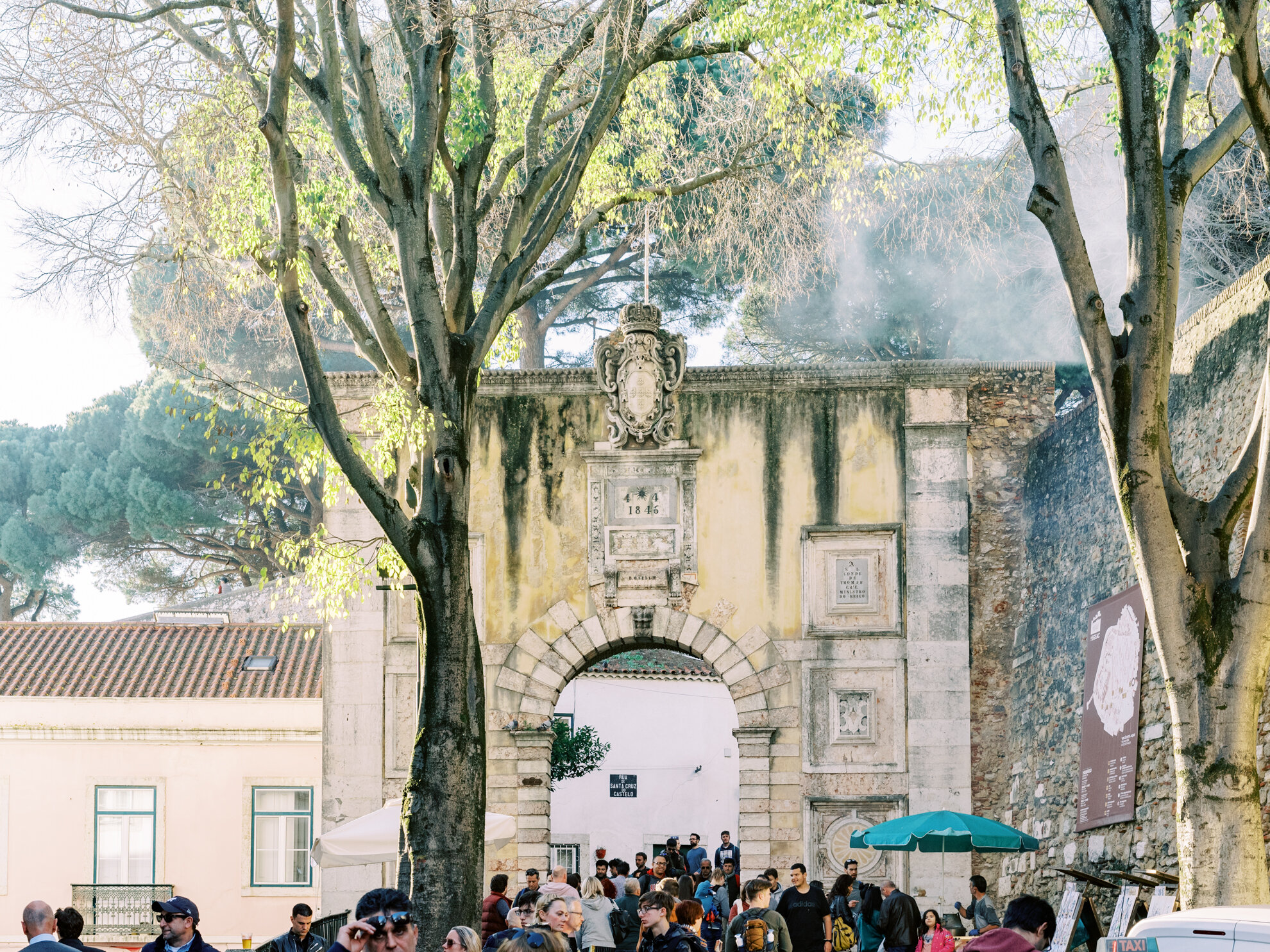 Engagement in Lisbon Old Town_Love Is My Favorite Color