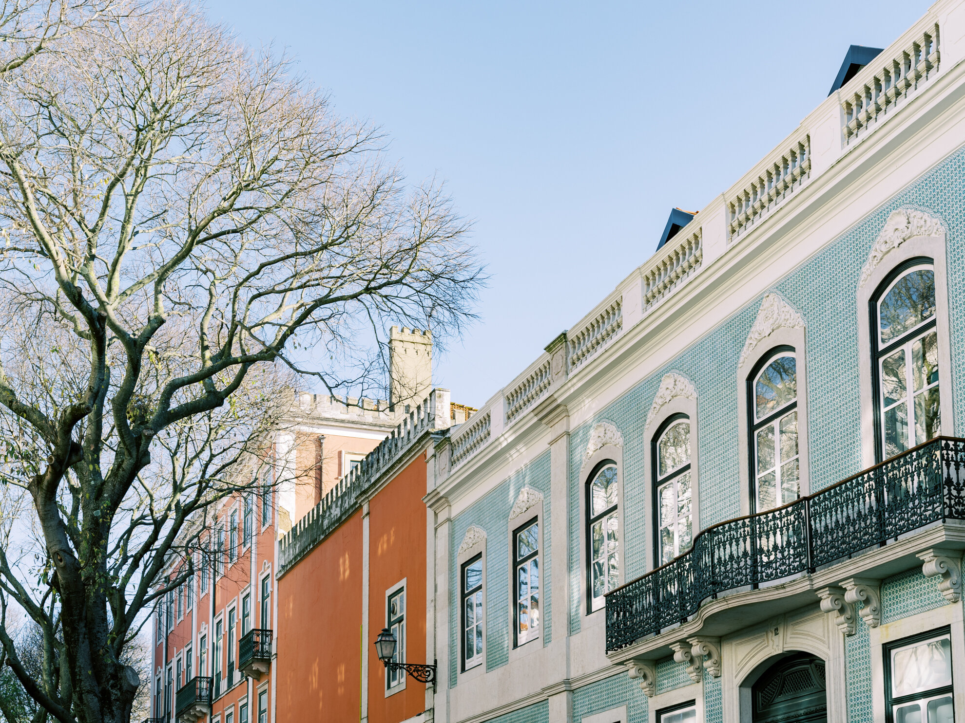 Engagement in Lisbon Old Town_Love Is My Favorite Color