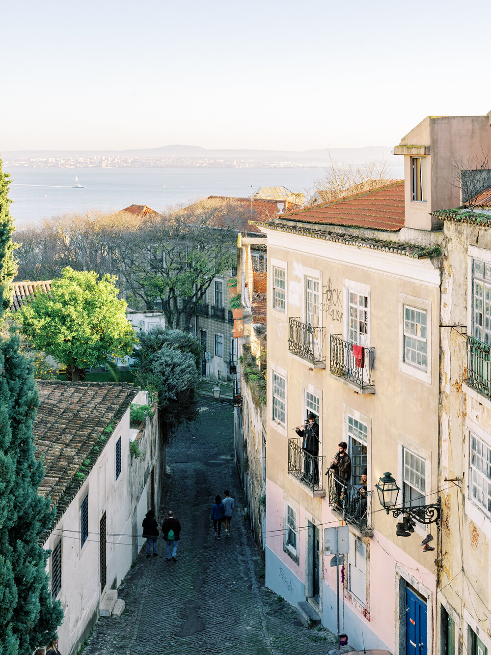 Engagement in Lisbon Old Town_Love Is My Favorite Color